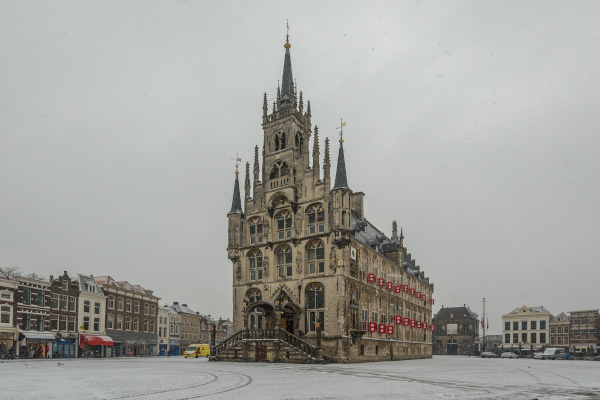 stadhuis in de sneeuw